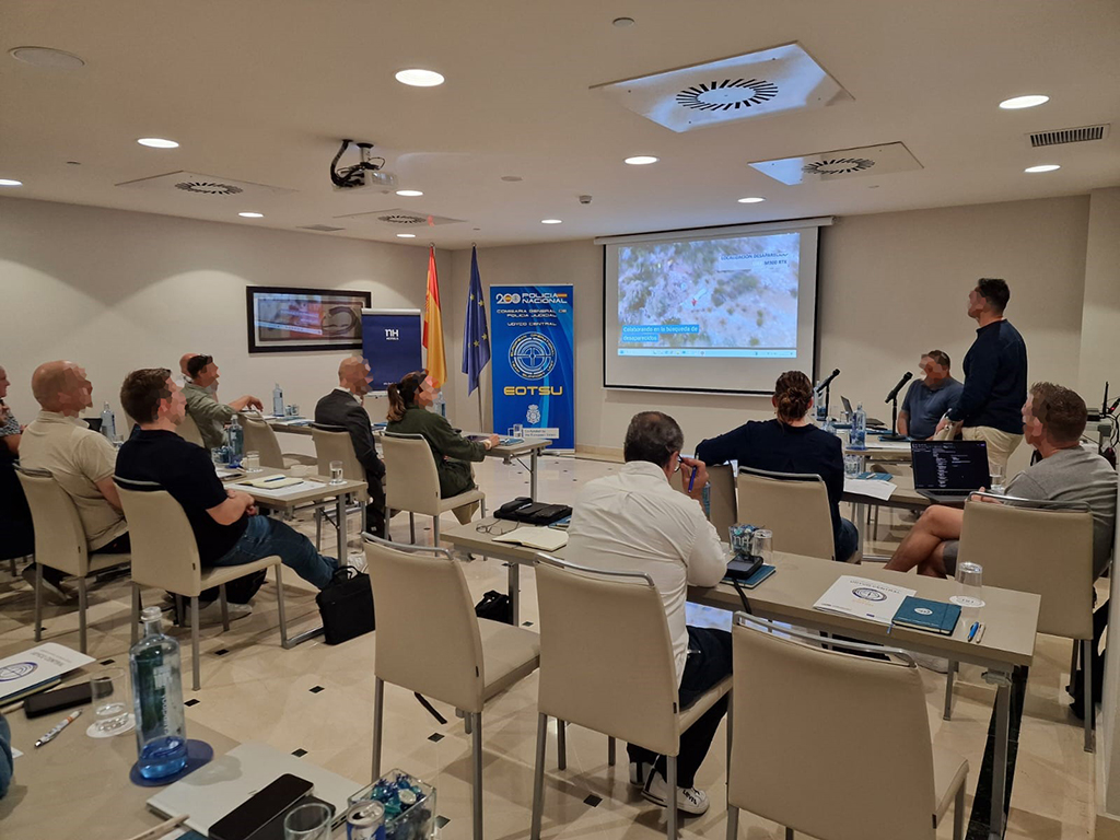 Alumnos en el aula del taller.